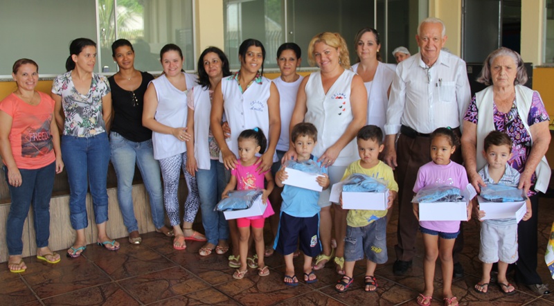   Prefeitura entrega os uniformes escolares para a AMAS 